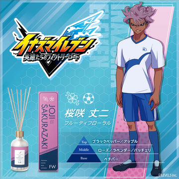 イナズマイレブン英雄たちのヴィクトリーロードの桜咲丈二をモチーフにしたルームディフューザー。キャラクターのイラストと商品写真、パッケージ写真。香りの名前「フルーティフローラル」。香りのピラミッドは、TOP：ブラックペッパー・アップル、MIDDLE：ローズ・ラベンダー・パッチェリ、BASE：ベチバー。